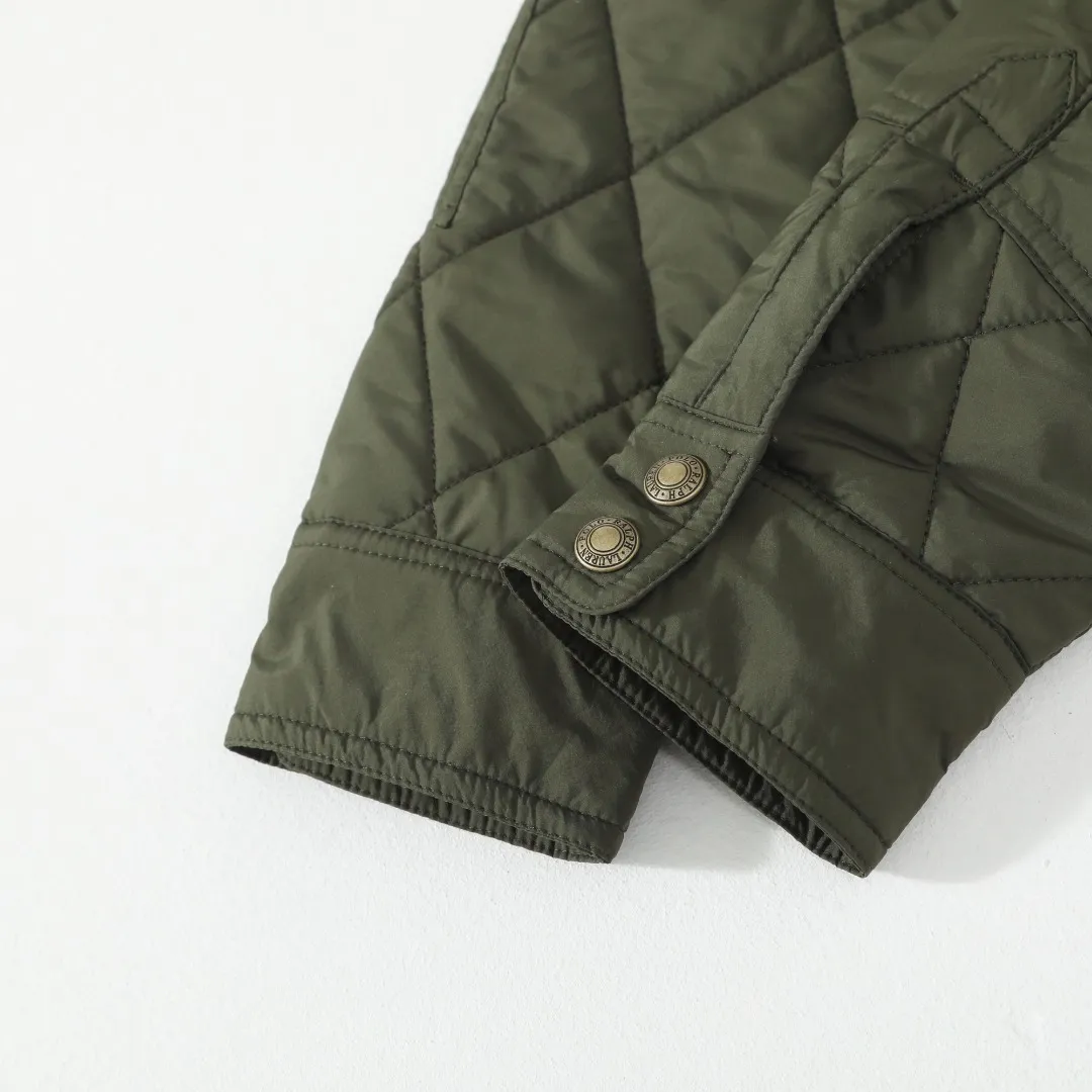 P370 #59 Ralph Lauren classic rhombus quilted cotton jacket for men and women. Inspired by retro workwear, it blends with contemporary British style. The imported machine-pressed rhombus quilting is accurately aligned, and the three-dimensional H-shaped tailoring is neat and slim. It is not bulky when layered in autumn and winter, and still maintains a light style.  Texture is reflected in the details: customized metal buckles, corduroy lapels, breathable eyelets under the arms, and slits on the hem, all replicating the brand's high-end genes. All excipients are standardized!  Five colors to choose from: black/khaki/brown/green/navy blue, easy to switch between commuting, leisure, and travel occasions. Function and appearance coexist: 37.5°C temperature control black technology, breathable and moisture-proof, anti-slip cotton patented fabric, temperature-locking, soft and waxy, durable and stylish. A retro warm-keeping item that can handle low temperatures calmly. The details are all made of craftsmanship, and the style has no limits. It has a classy look that will turn heads.  Color: Khaki Black Navy Green Brown Size: S M L